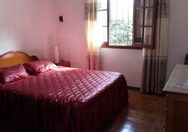 VENTA CASA CON DEPTO DETRAS